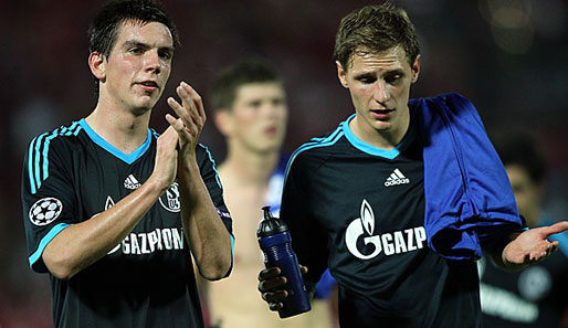 Enttäuschung nach dem Spiel: Benedikt Höwedes (r.) und Christoph Moritz vom FC Schalke 04