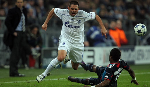 Schalke 04, hier mit Edu (o.), thront an der Spitze der Gruppe B mit zehn Punkten