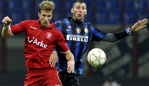 Twentes neuer Sturmstar Marc Janko (l.) gegen Inters Marco Materazzi