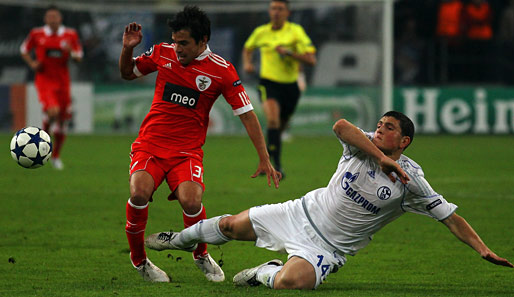 Im Hinspiel gewann Schalke, hier mit Kyriakos Papadpoulos (r.), mit 2:0