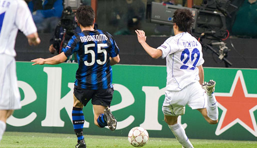 Ein wichtiges Duell des Rückspiels: Schalkes Uchida bekommt es mit Landsmann Nagatomo zu tun