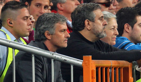 Jose Mourinho auf der Tribüne: Daran muss sich der Real-Coach für's Erste gewöhnen