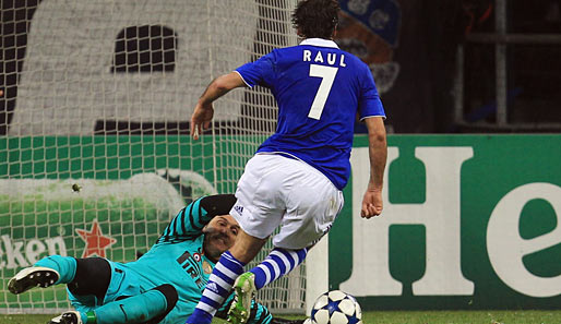 Umspielt Inter-Schlussmann Cesar und erzielt sein 73. Eurpoacup-Tor: Schalke-Stürmer Raul