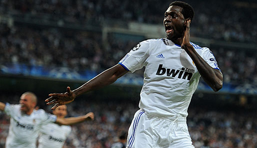 Real Madrids Emmanuel Adebayor erzielte gegen Tottenham Hotspur zwei Treffer