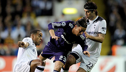 Mesut Özil (M.) hatte gegen Tottenham mit Huddlestone (l.) und Corluka einen schweren Stand