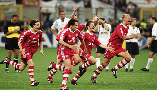 Nach dem gewonnenen Elfmeterschießen brachen bei den Bayern 2001 alle Dämme