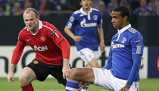 Wayne Rooney (l.) erzielte im Hinspiel auf Schalke das 2:0 für Manchester United