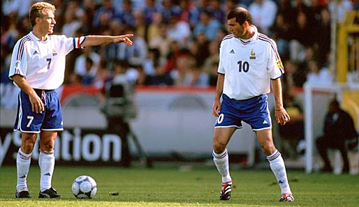 Didier Deschamps (l.) dachte schon als Spieler wie ein Trainer: Zinedine Zidane kann es bestätigen