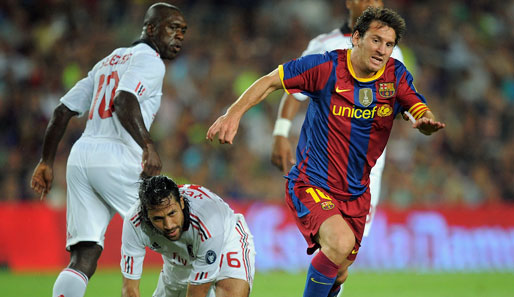 Leo Messi (r.) und Co. starten gegen Milan um Clarence Seedorf (l.) ins Unternehmen Titelverteidigung