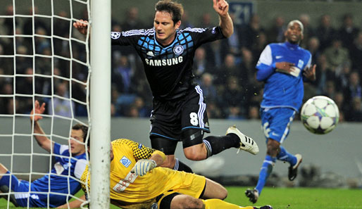 Der eingewechselte Frank Lampard (M.) vergab für Chelsea beim KRC Genk eine Großchance