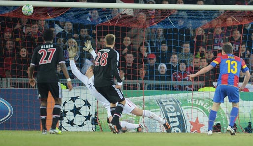 Der FC Basel brachte wie hier Alex Frei die Bayern-Defensive immer wieder in Verlegenheit