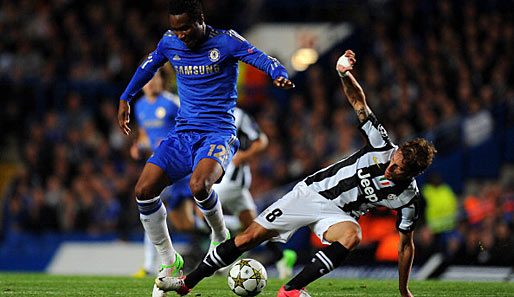 Chelseas John Obi Mikel (l.) im Duell gegen Claudio Marchisio (r.) beim 2:2 gegen Juventus Turin