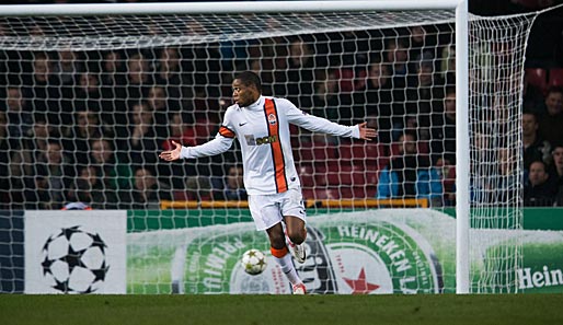 Donezk-Stürmer Luiz Adriano erzielte nach einem Schiedsrichter-Ball den Ausgleichstreffer