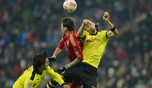Dortmunds Neven Subotic (r.) im Duell mit Bayerns Mario Mandzukic