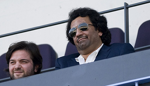 Klub-Besitzer Scheich Abdullah Al-Thani (r.) warf den Schiedsrichtern im CL-Spiel Rassismus vor