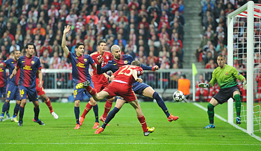 Thomas Müller bringt Bayern München in der 25. Minute per Kopf in Führung gegen Barcelona
