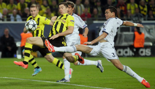 Robert Lewandowski (M.) erzielte im Hinspiel alle vier Tore für den BVB