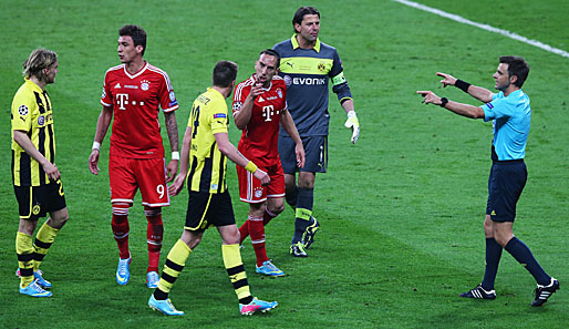 Nicola Rizzoli (r.) leitete das Endspiel der Champions League zwischen Bayern und dem BVB