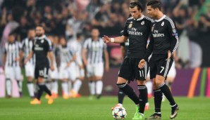 Was tun? Real Madrids Superstars Cristiano Ronaldo (r.) und Gareth Bale diskutieren