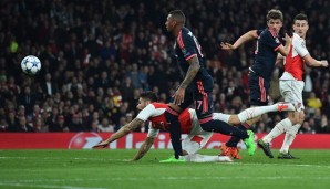 Olivier Giroud (am Boden) erzielt das umstrittene 1:0 für den FC Arsenal