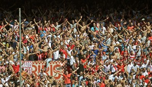 Fans des FC Sevilla sind vor dem Champions-League-Spiel von Hooligans angegriffen worden