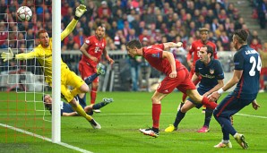 Robert Lewandowski (M.) gab den Bayern mit seinem Tor noch einmal Hoffnung