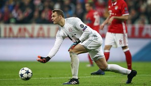 Manuel Neuer stellt sich trotz seiner Rückenschmerzen am Dienstag zwischen die Pfosten