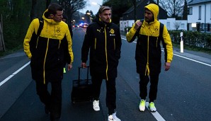Die Spieler von Borussia Dortmund mussten ihren Bus nach der Attacke verlassen