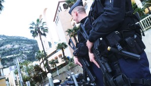 Schwerbewaffnete Polizisten stehen parat, um die Sicherheit in Monaco zu gewährleisten