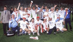PSV EINDHOVEN 1987/88: Unter Trainer Guus Hiddink (l.) gelang es der PSV als zweitem Team der Niederlande, das glorreiche Triple zu gewinnen. Die Krönung gelang im Neckarstadion von Stuttgart im Elfmeterschießen gegen Benfica