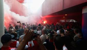 Fans von Ajax Amsterdam zünden Feuerwerkskörper vor der Johan-Cruyff-Arena.