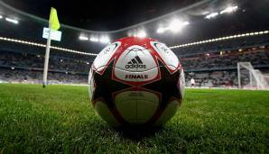 Saison 2009/10: Rot und Schwarz dominierte beim nächsten Ableger der "adidas Finale"-Reihe. Hier glänzt er im Licht der Allianz Arena.