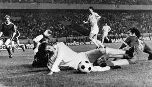 Im Finale um den Europapokal der Landesmeister traf der FC Bayern 1975 in Paris auf Leeds United. Hier duellieren sich Franz Beckenbauer und Alan Clarke.