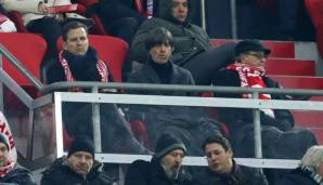 Oliver Bierhoff (l.) fiel neben Bundestrainer Joachim Löw mit einem Bayern-Schal auf.
