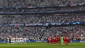 Bevor der Ball beim englische Finale über das Grüne rollte, gedachten alle Beteiligten des tragisch verunglückten Jose Antonio Reyes in Form einer Schweigeminute..