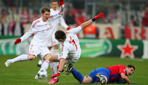 Ringelrei gegen Steaua mit Bastian Schweinsteiger (l.) und Franck Ribery