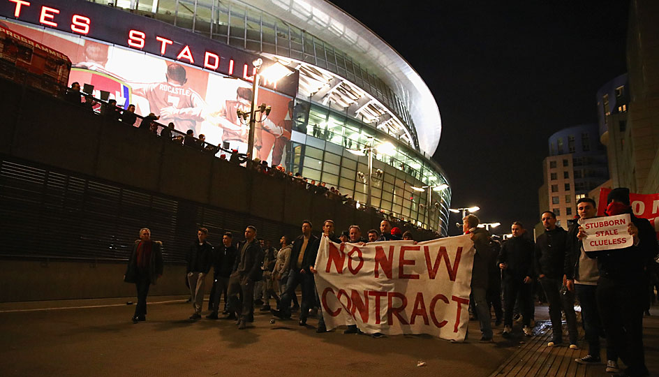"We don't want you, Arsene" skandieren die Gunners-Fans rund um das Stadion. Wahre Zuneigung sieht anders aus