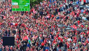 Zehntausende Fans hatten sich da schon am River Mersey versammelt.