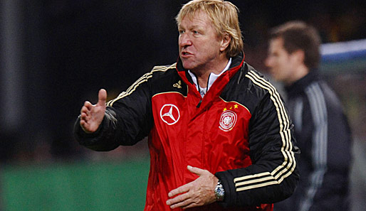 Horst Hrubesch wird kein neuer Trainer, könnte aber trotzdem zur U-21-EM 2009 fahren