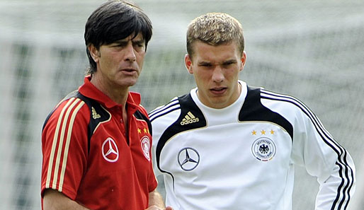 Joachim Löw (l.) traut Lukas Podolski eine entscheidende Rolle im Bundesliga-Titelkampf zu