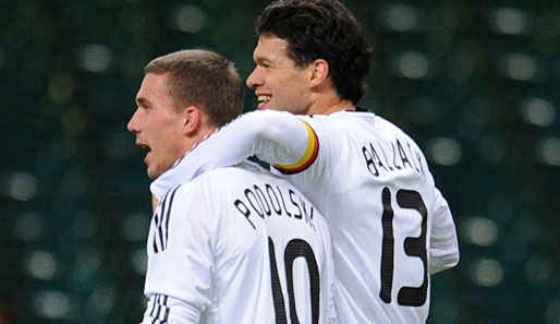Haben sich nach dem Vorfall im Wales-Spiel ausgesprochen: Michael Ballack (r.) und Lukas Podolski