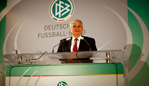DFB-Präsident Theo Zwanziger steht weiter hinter der Asienreise des DFB-Teams