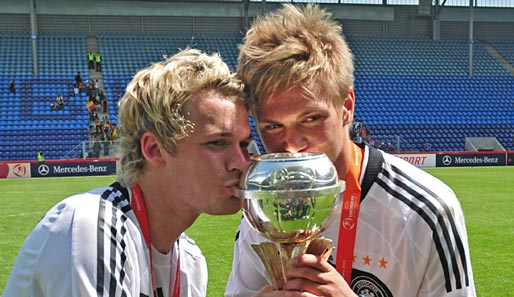 Christopher Buchtmann und Florian Trinks küssen den Europameisterpokal