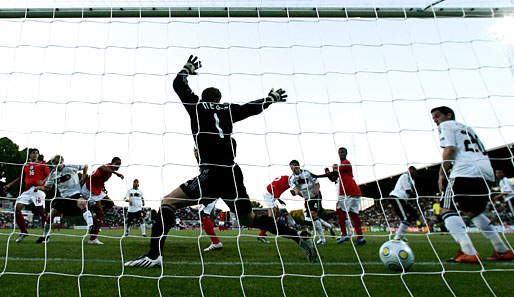 Manuel Neuer (M.) bekam gegen England sein erstes Gegentor des Turniers