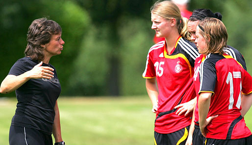 DFB-Trainerin Ulrike Ballweg (l.) war zufrieden mit ihren Spielerinnen
