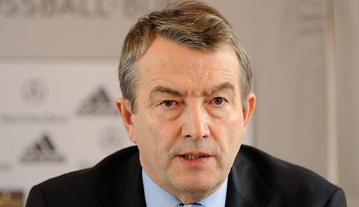 DFB-Generalsekretär Wolfgang Niersbach befürchtet eine Fortsetzung ausufernder Transfersummenn