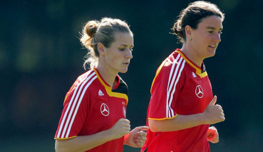 Simone Laudehr (l.) fehlt dem DFB-Team beim EM-Auftakt gegen Norwegen