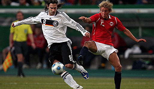 Torsten Frings (l.) erzielte in 79 Spielen für die deutsche Nationalmannschaft zehn Tore