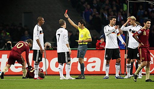 Jerome Boateng (l.) sah bei seinem Debüt für die A-Nationalmannschaft in der 69. Minute Gelb/Rot