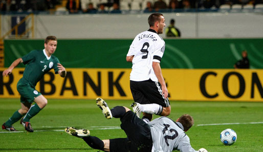 Julian Schieber (M.) vom VfB Stuttgart erzielt das 1:0 für die deutsche U 21